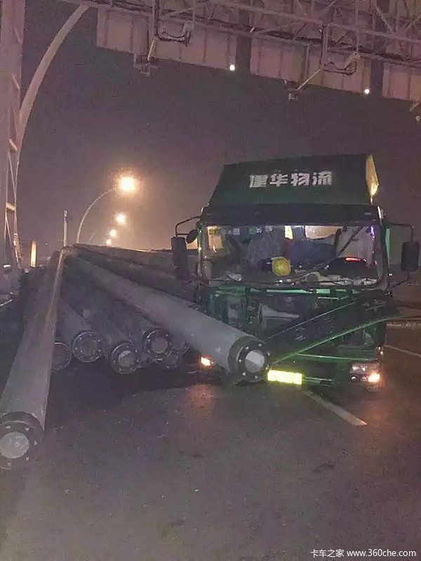 货车载重150吨违规上高架 压断上海中环