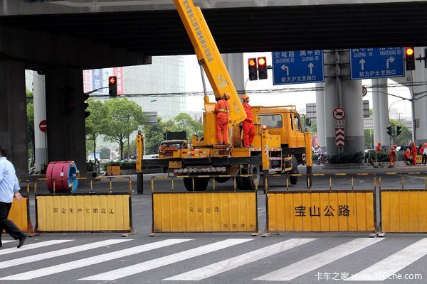 全體出動(dòng) 中環(huán)斷橋引發(fā)的市政車總動(dòng)員