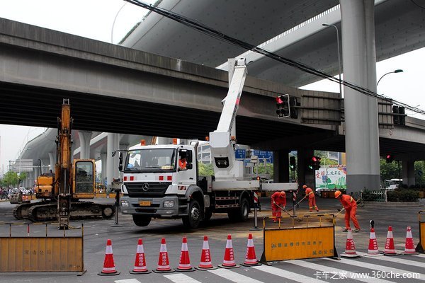 全體出動(dòng) 中環(huán)斷橋引發(fā)的市政車總動(dòng)員