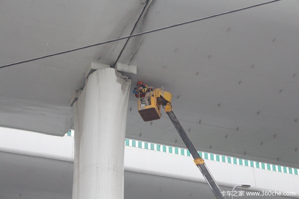 全體出動(dòng) 中環(huán)斷橋引發(fā)的市政車總動(dòng)員
