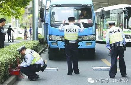 货车下高架就被拦 上海交警设卡过地秤