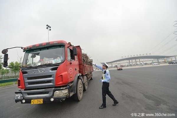 注意啦！高架事件后 上海严查三超货车