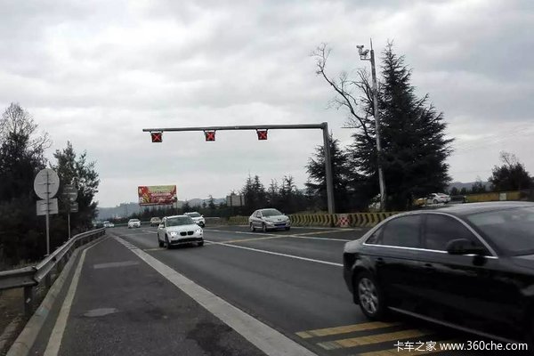 渝昆高速公路已受损 车辆分流绕行通告