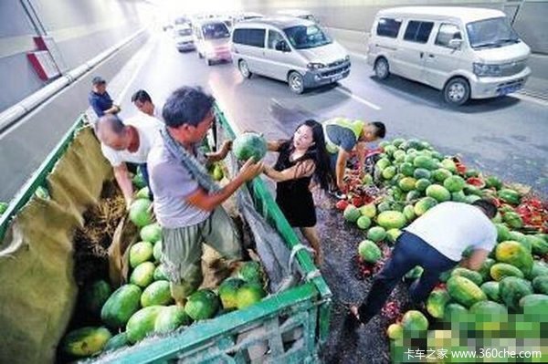 正能量 瓜农隧道内翻车女司机脱鞋帮忙
