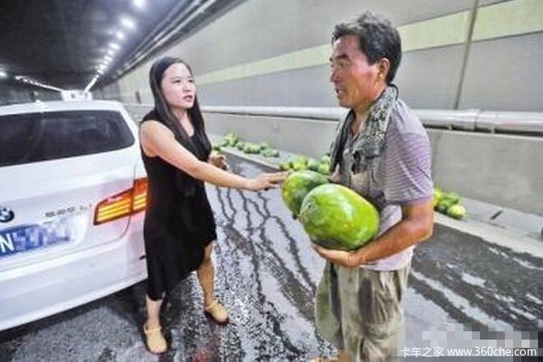 正能量 瓜农隧道内翻车女司机脱鞋帮忙