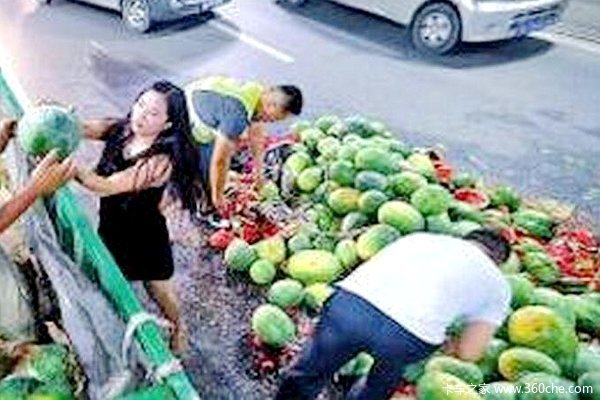 正能量 瓜农隧道内翻车女司机脱鞋帮忙