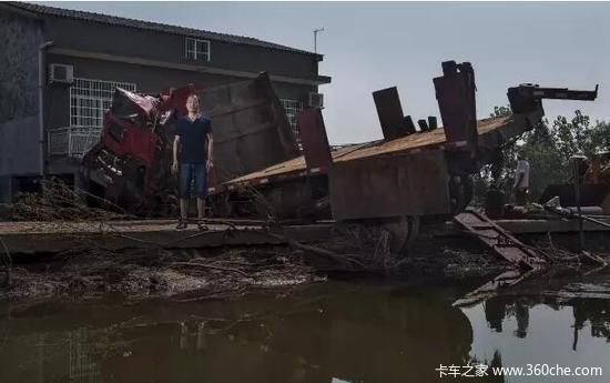 洪水退去  卡车敢死队卡车残骸重见天日