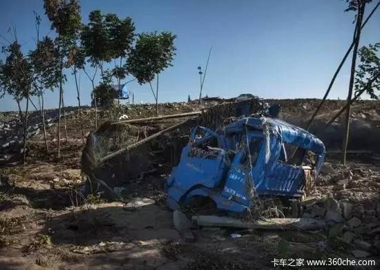 洪水退去  卡车敢死队卡车残骸重见天日