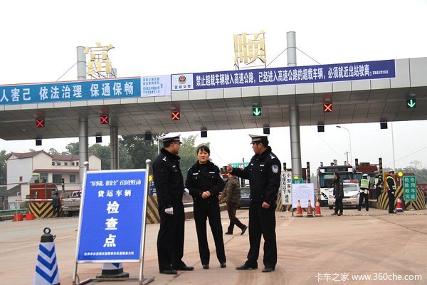 超49噸將被罰 9月21日警察路政聯(lián)合治超