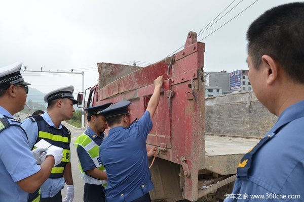 超49噸將被罰 9月21日警察路政聯(lián)合治超