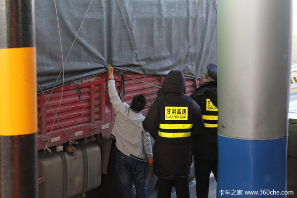 轻点插我怕痛 体验进疆绿通的另类安检