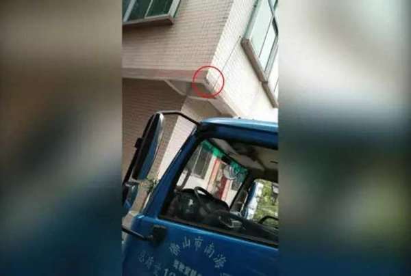 倒霉司机蹭掉5块瓷砖 车被扣被索赔三万