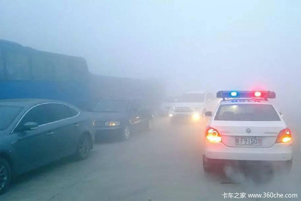 上海浦东多车追尾 解读团雾危害和应对