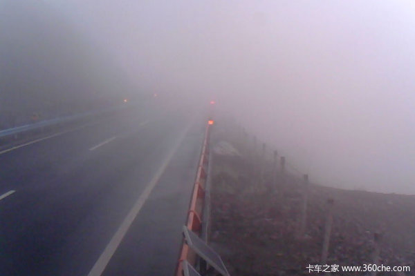 上海浦东多车追尾 解读团雾危害和应对