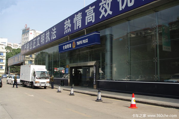 超載不合理 政府當(dāng)從源頭治車企需自律