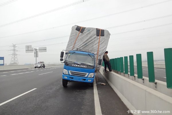 超載不合理 政府當(dāng)從源頭治車企需自律