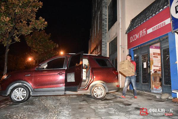 绕地球一圈半  快递小哥半年跑车6万公里