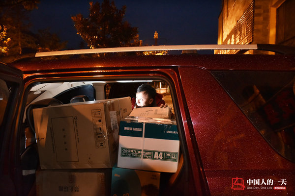绕地球一圈半  快递小哥半年跑车6万公里