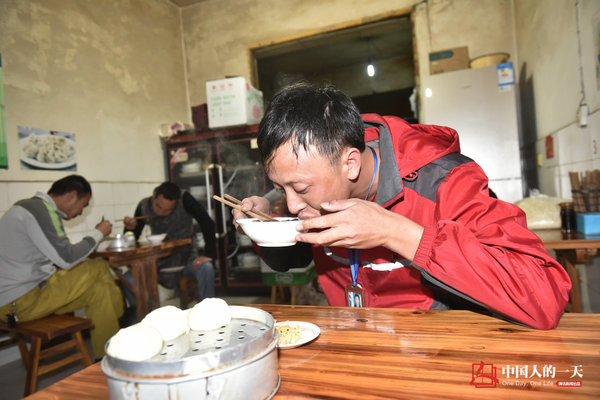 绕地球一圈半  快递小哥半年跑车6万公里