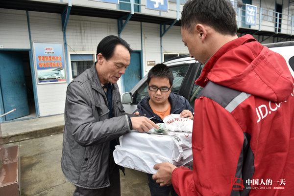 绕地球一圈半  快递小哥半年跑车6万公里