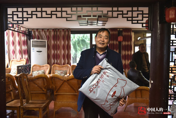 绕地球一圈半  快递小哥半年跑车6万公里