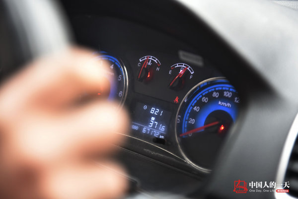 绕地球一圈半  快递小哥半年跑车6万公里