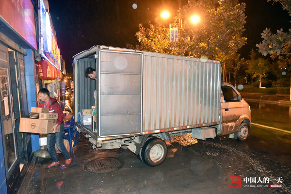 绕地球一圈半  快递小哥半年跑车6万公里