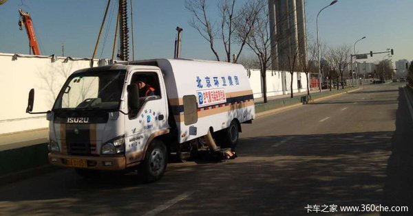 红色预警 北京环卫洗扫车加班抗衡雾霾