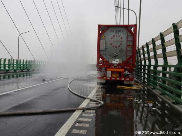 19吨有害气体在桥上泄漏  可致剧烈头疼杭州跨海大桥发生有害气体泄漏：19吨己二胺泄漏