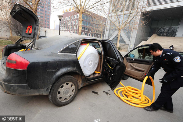 天子脚下偷油也疯狂!这俩奥迪专偷大货车